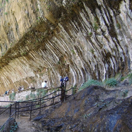 Weeping Rock. Image Credit: Elin Beckmann via Wikimedia Commons.